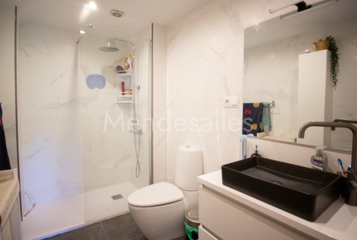 Baño reformado con lavabo y plato de ducha