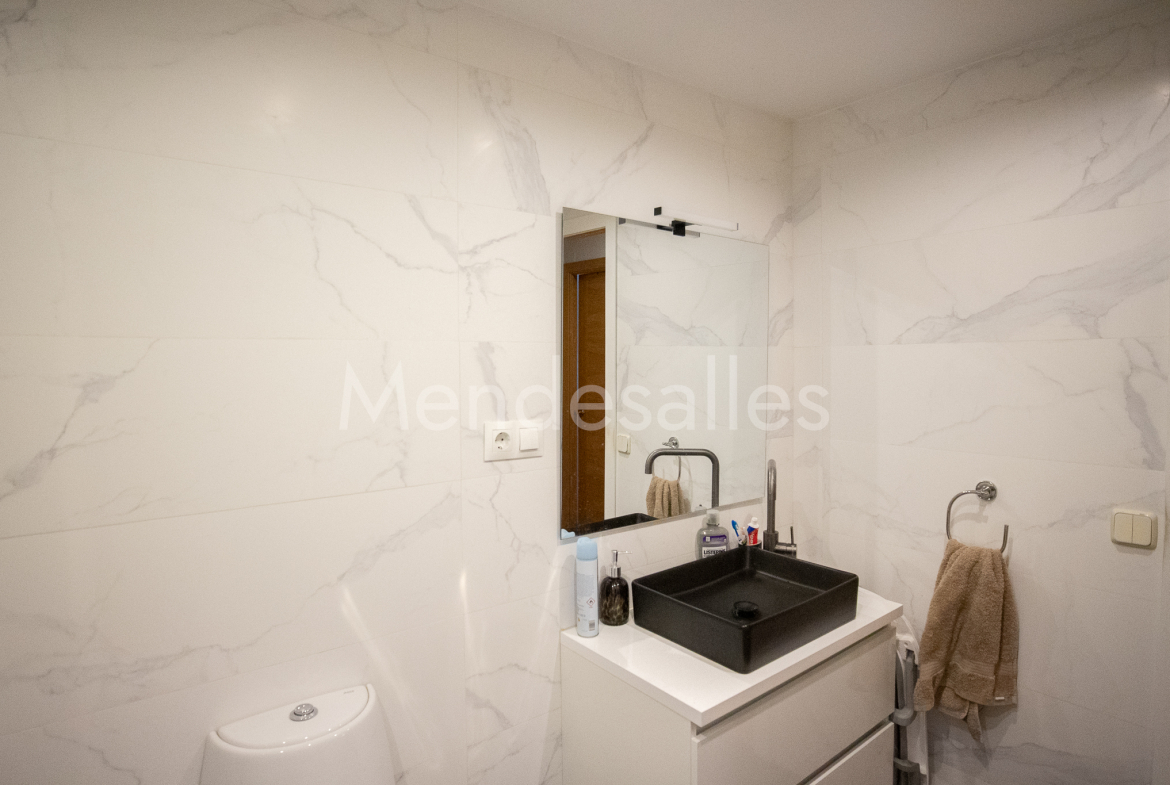 Lavabo y espejo del baño reformado