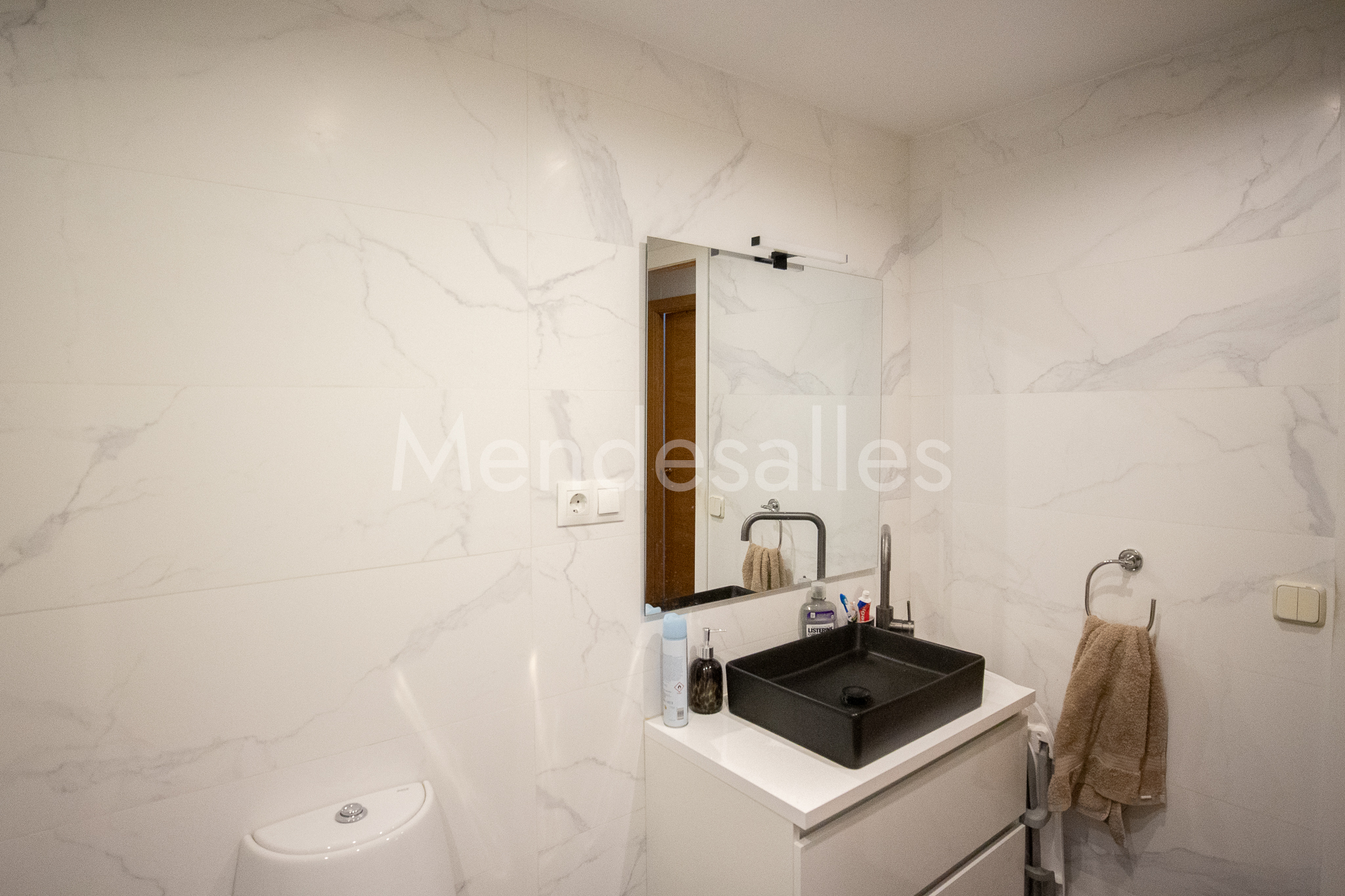 Lavabo y espejo del baño reformado