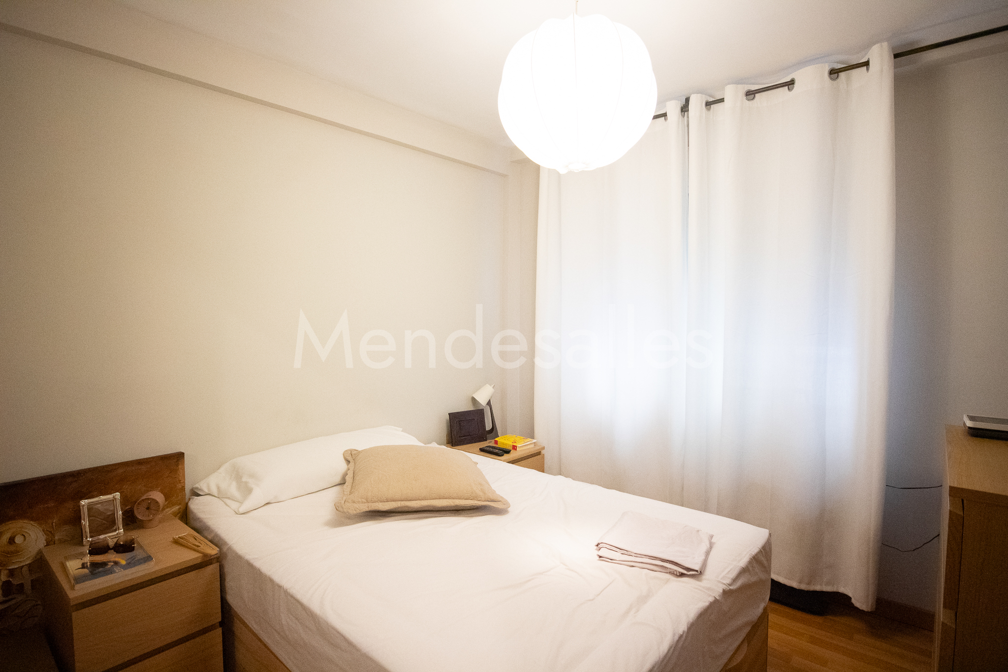 Dormitorio principal con ventana exterior