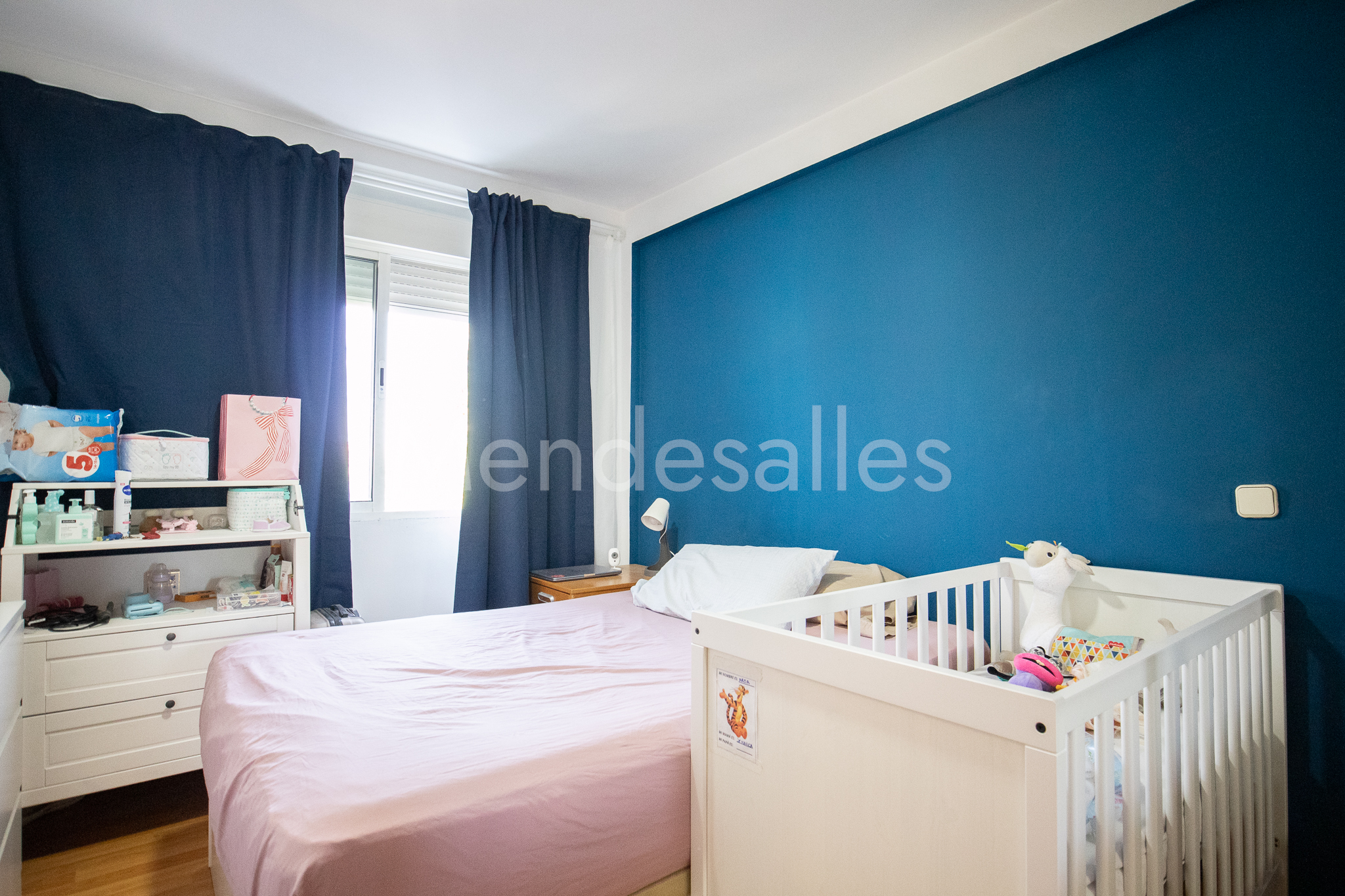 Segundo dormitorio con ventana y armario empotrado