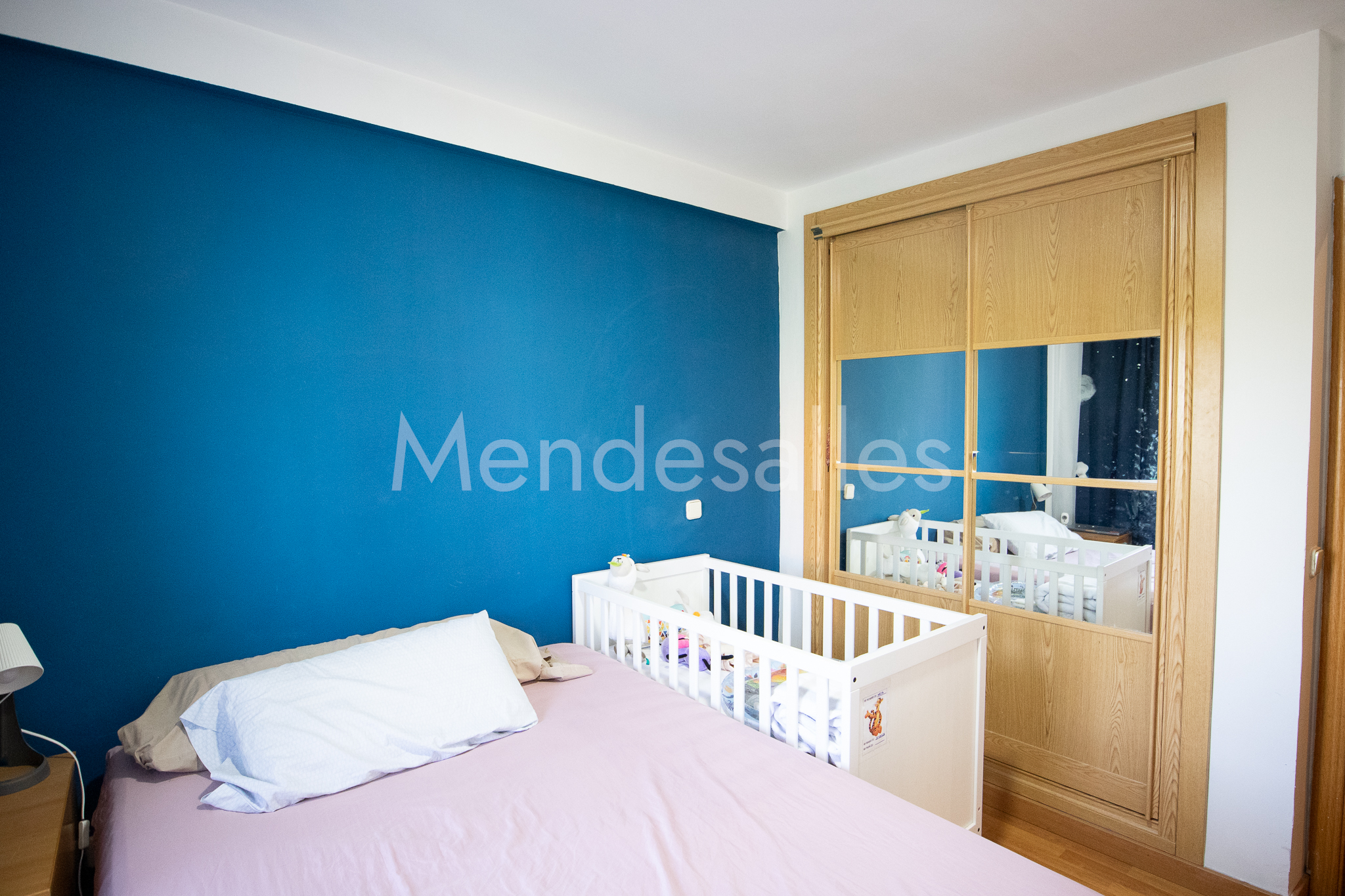 Vista del segundo dormitorio y armario con puertas de espejo