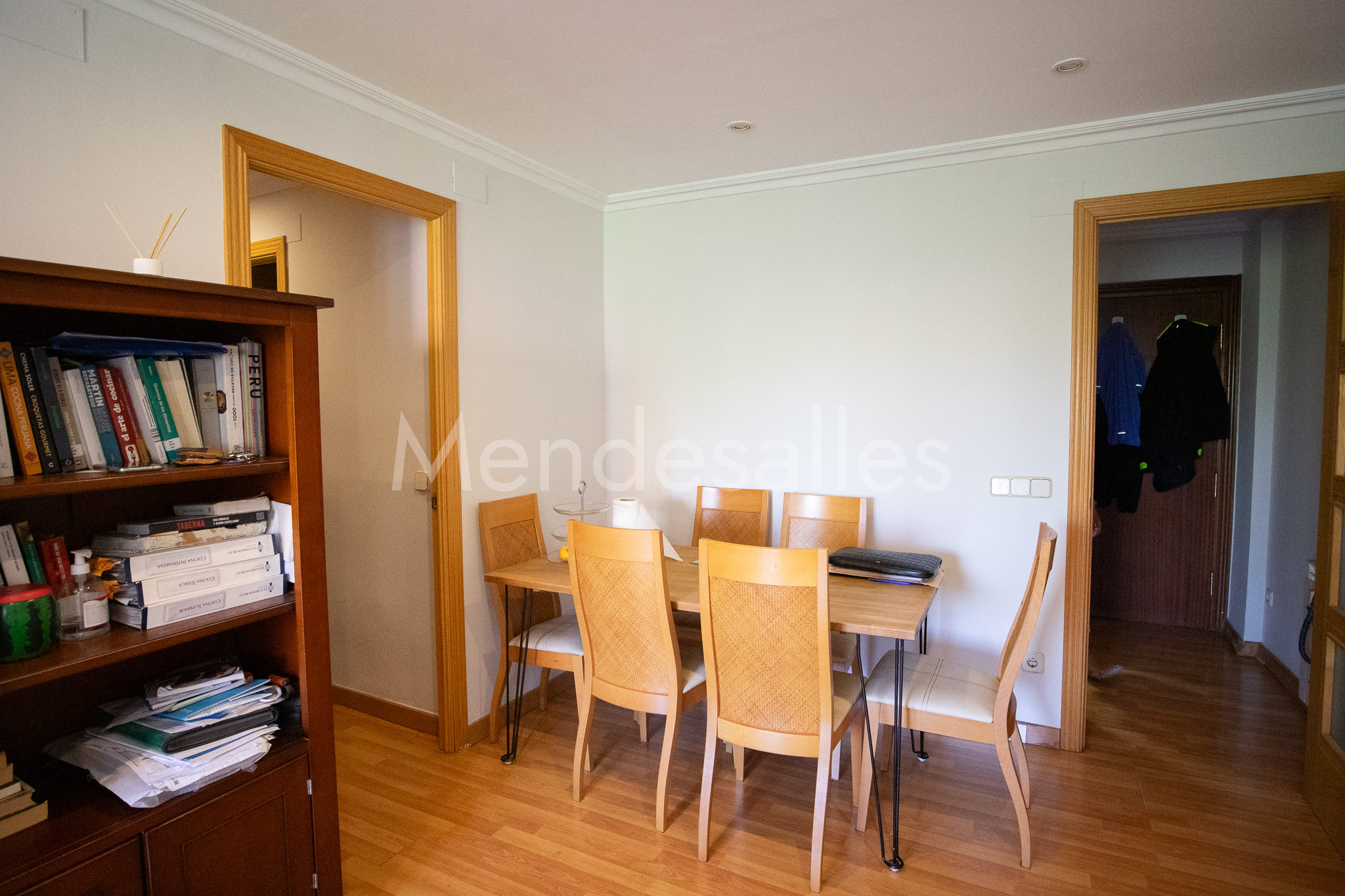 Zona de comedor junto a la entrada al salón