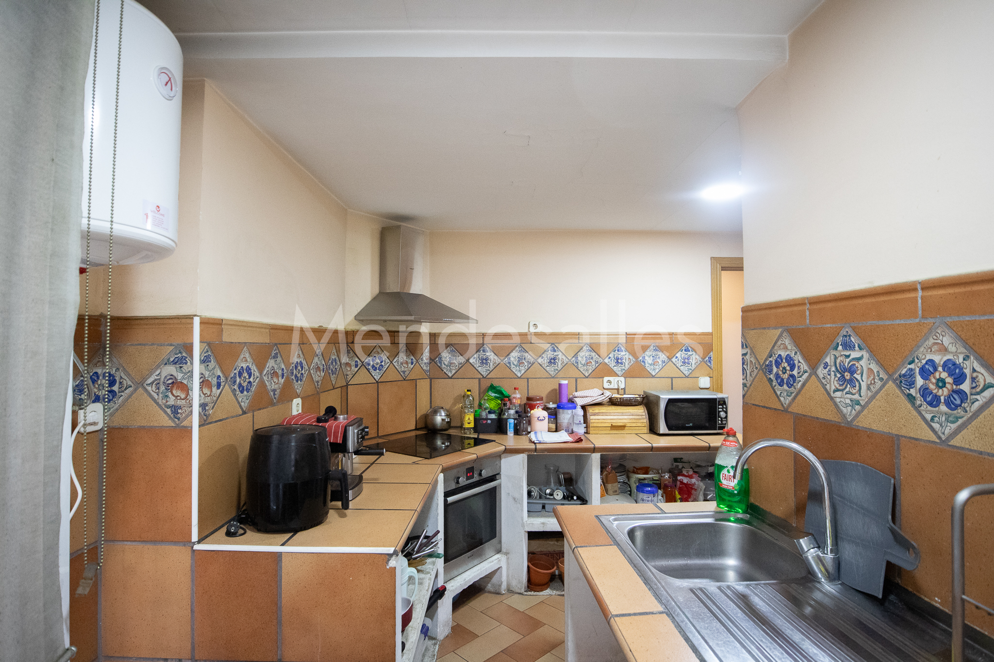 Cocina independiente con encimera y muebles a ambos lados