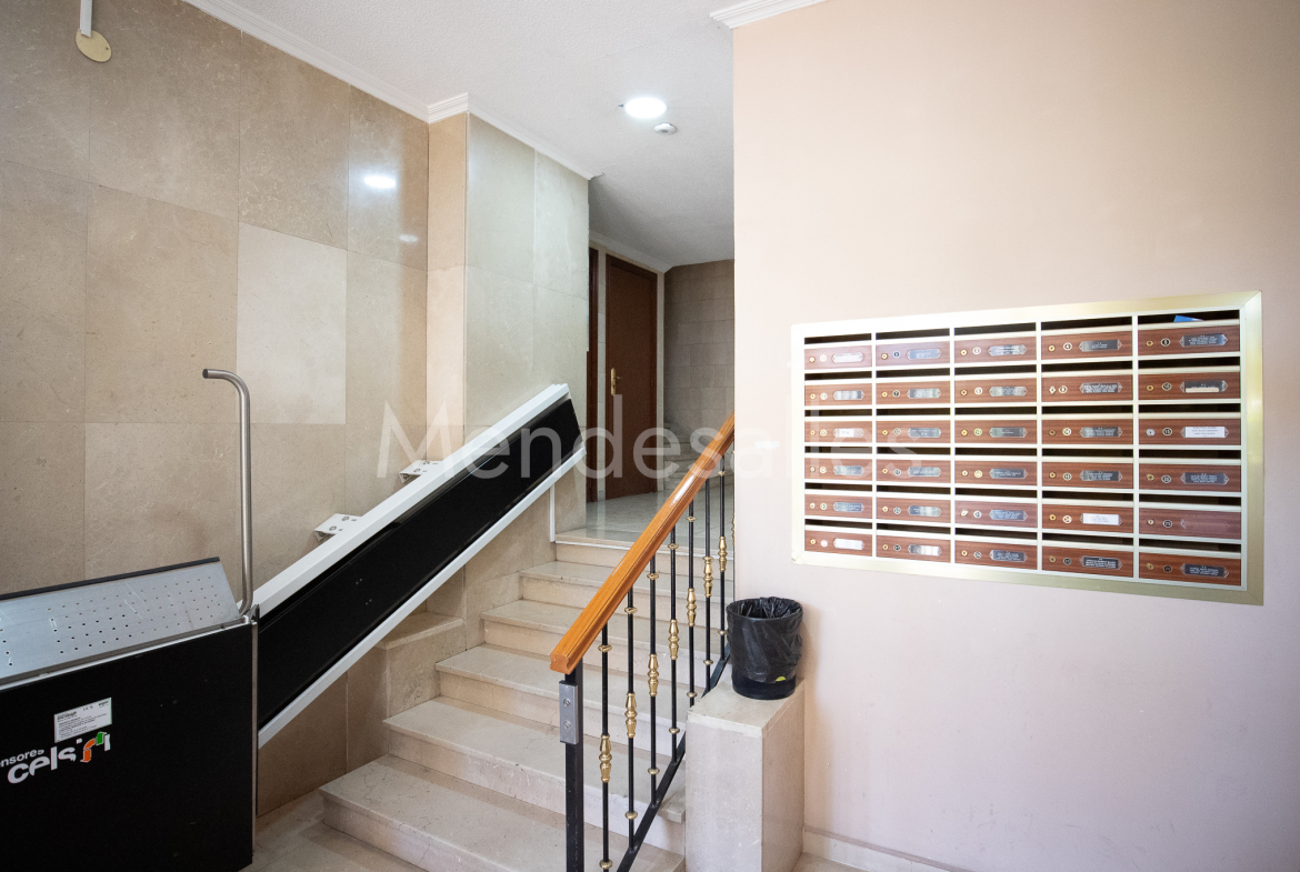 Escaleras y acceso interior del portal