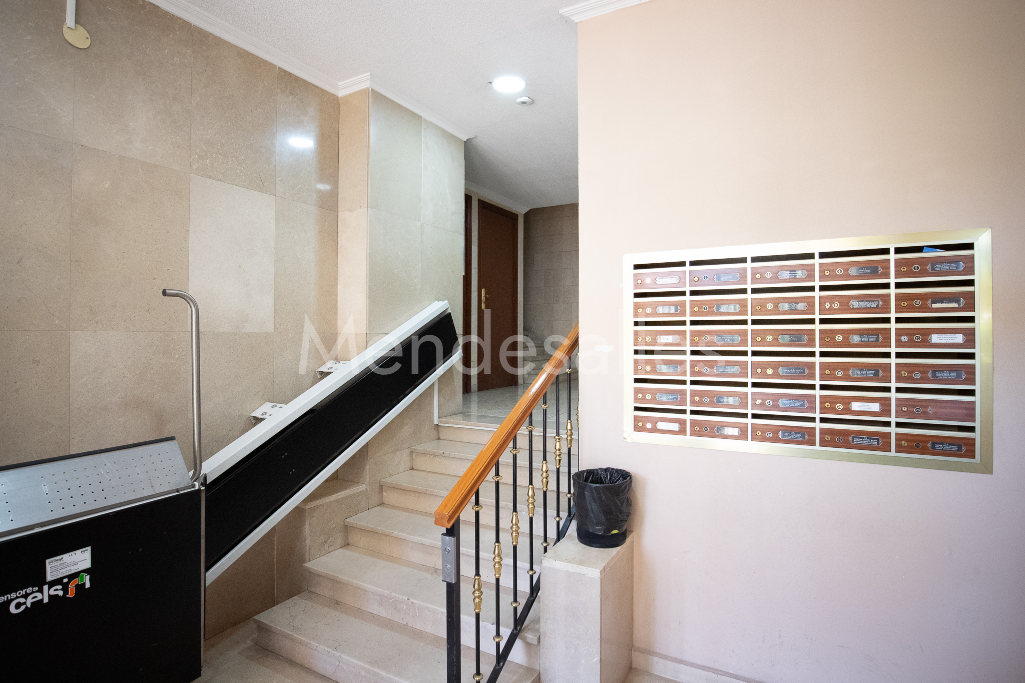 Escaleras y acceso interior del portal
