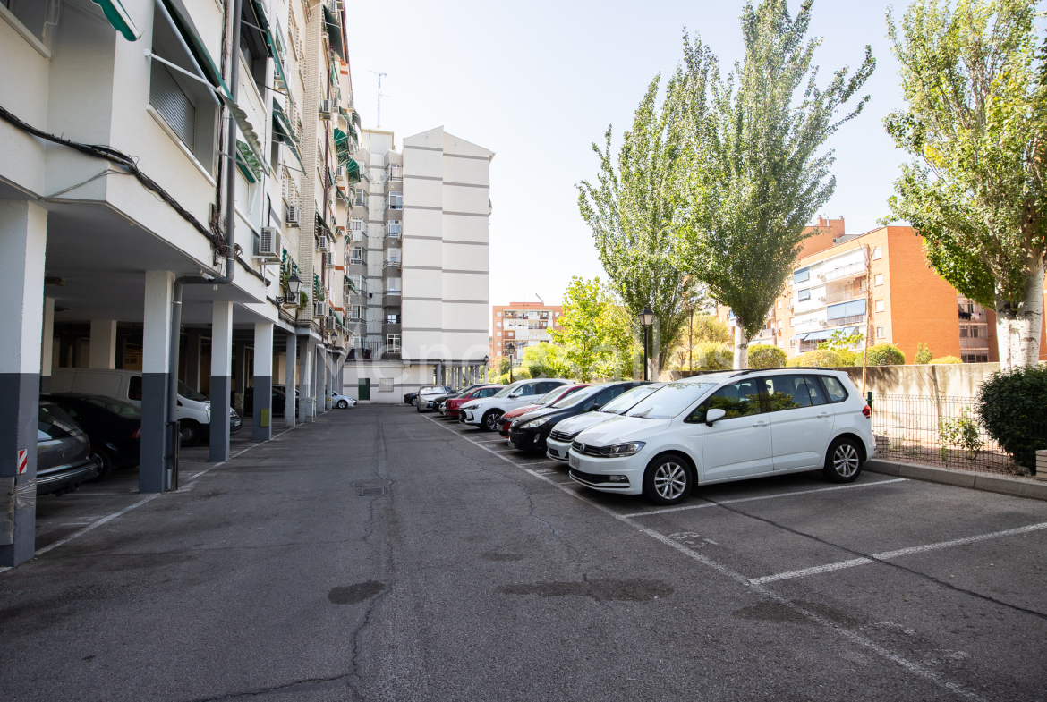 Otra vista del aparcamiento comunitario