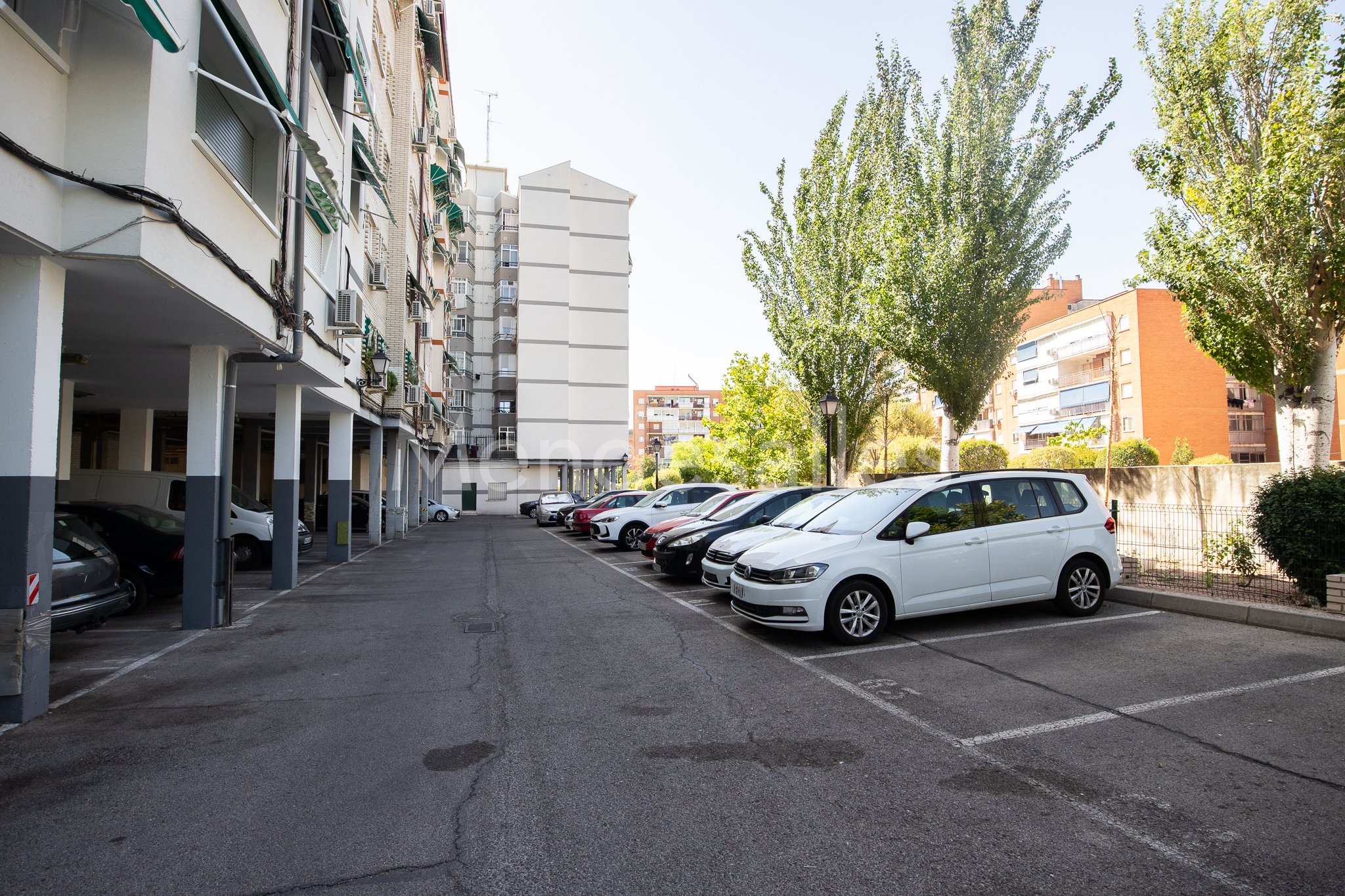 Otra vista del aparcamiento comunitario