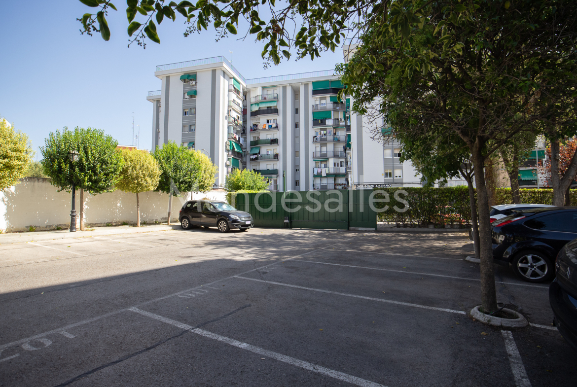 Entrada a la urbanización y zona de aparcamiento