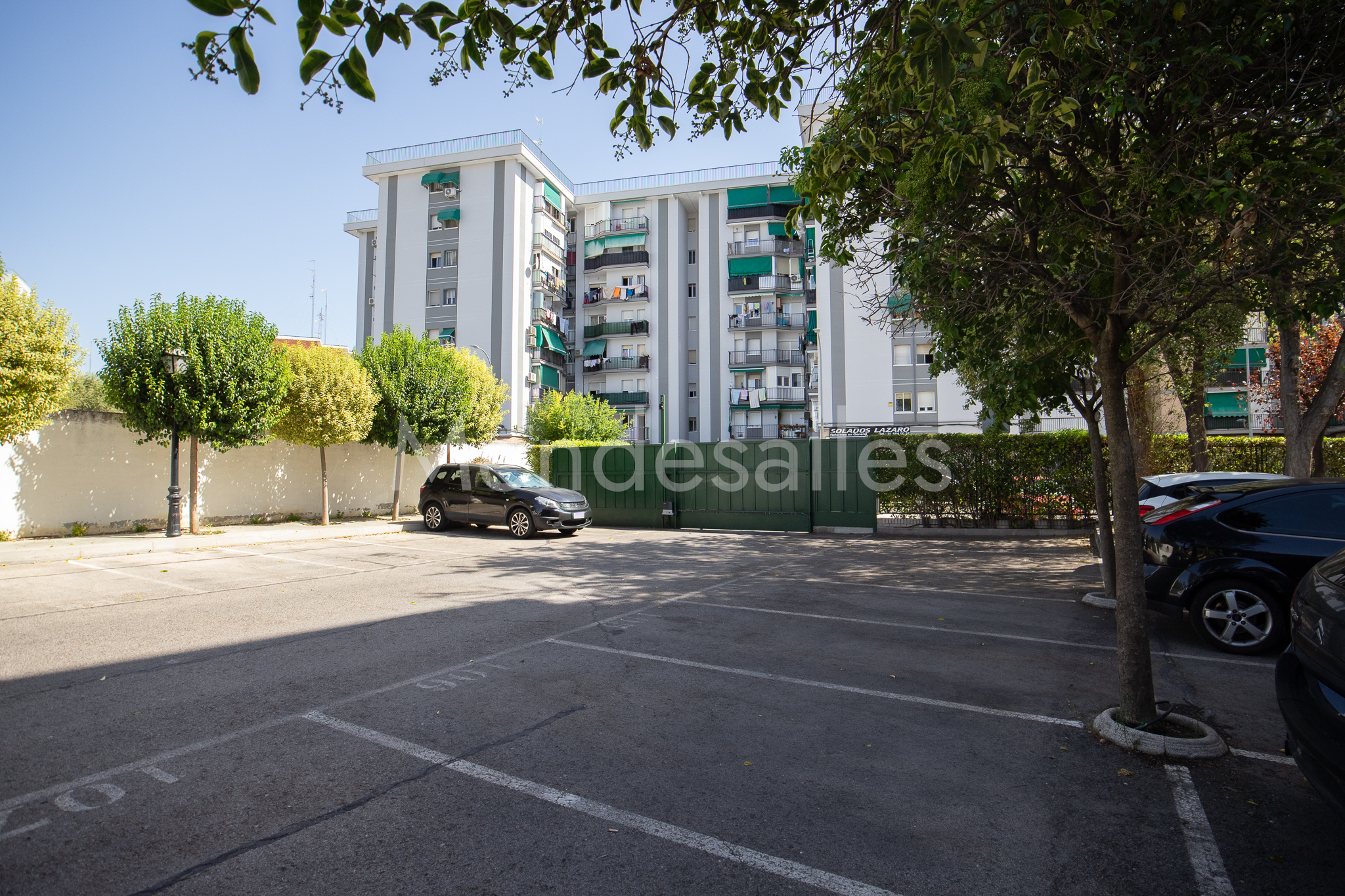 Entrada a la urbanización y zona de aparcamiento