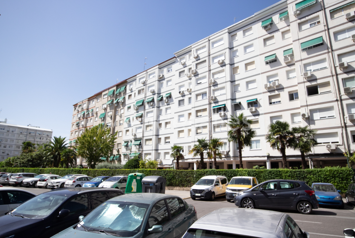 Fachada del edificio en calle Desarrollo, Móstoles